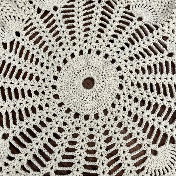 Vintage crochet floral look round table topper tablecloth - Picture 5 of 9